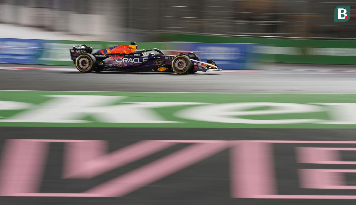 Pembalap Red Bull Racing, Max Verstappen berkompetisi saat Formula 1 GP Las Vegas 2023 yang berlangsung di Las Vegas Street Circuit, Amerika Serikat, Minggu (19/11/2023) WIB. (AP Photo/John Locher)