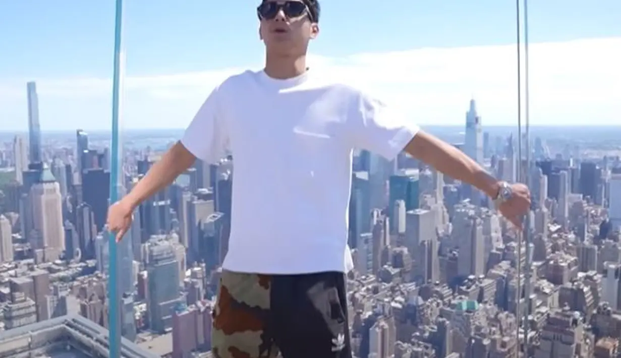 Hal yang sama juga diperlihatkan Al Ghazali. Semula ia memang agak ngeri untuk berpose berlatar kota New York namun kelamaan ia akhirnya berani juga. (Foto: YouTube)