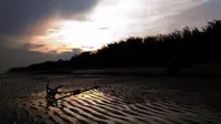 Sensasi Pagi dan Hilangnya Gunung Pasir Pantai Slopeng