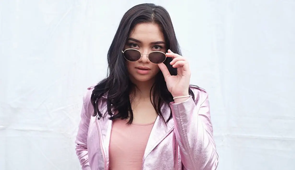 "(Kriteria pacar) di luar entertainment, karena apa ya? Aku yang tahu sendiri kepribadiannya seperti apa ya. Agak bahaya aja sih pasangan yang sama-sama di entertainment," ungkap Angela Gilsha. (Instagram/angelagilsha)