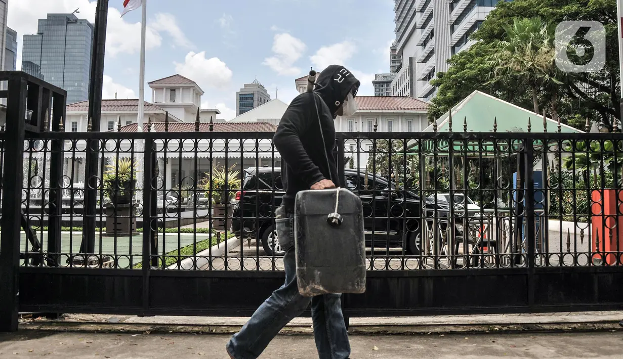 Warga RW 022 Muara Angke membawa jeriken saat berunjuk rasa di depan Kantor Balai Kota DKI Jakarta, Selasa (22/2/2022). Warga menyerahkan surat pengajuan air bersih ke Gubernur DKI Jakarta dan menuntut Pemprov DKI meminta PAM Jaya memberikan pelayanan air bersih. (merdeka.com/Iqbal S. Nugroho)