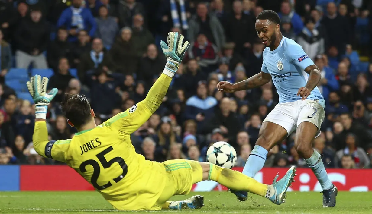 Aksi Raheem Sterling mengecoh kiper Feyenoord, Bradley Jones pada laga group F Liga Champions di Etihad Stadium, Manchester, (21/11/2017). City menang 1-0. (AP/Dave Thompson)