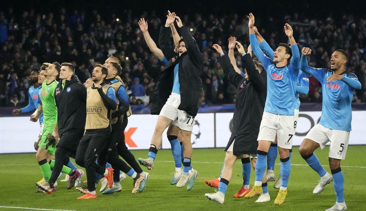 Pemain Napoli merayakan kemenangan atas Eintracht Frankfurt pada laga Liga Champions di Stadion Diego Armando Maradona, Kamis (16/3/2023). Napoli menang dengan skor 3-0. (AP Photo/Gregorio Borgia)