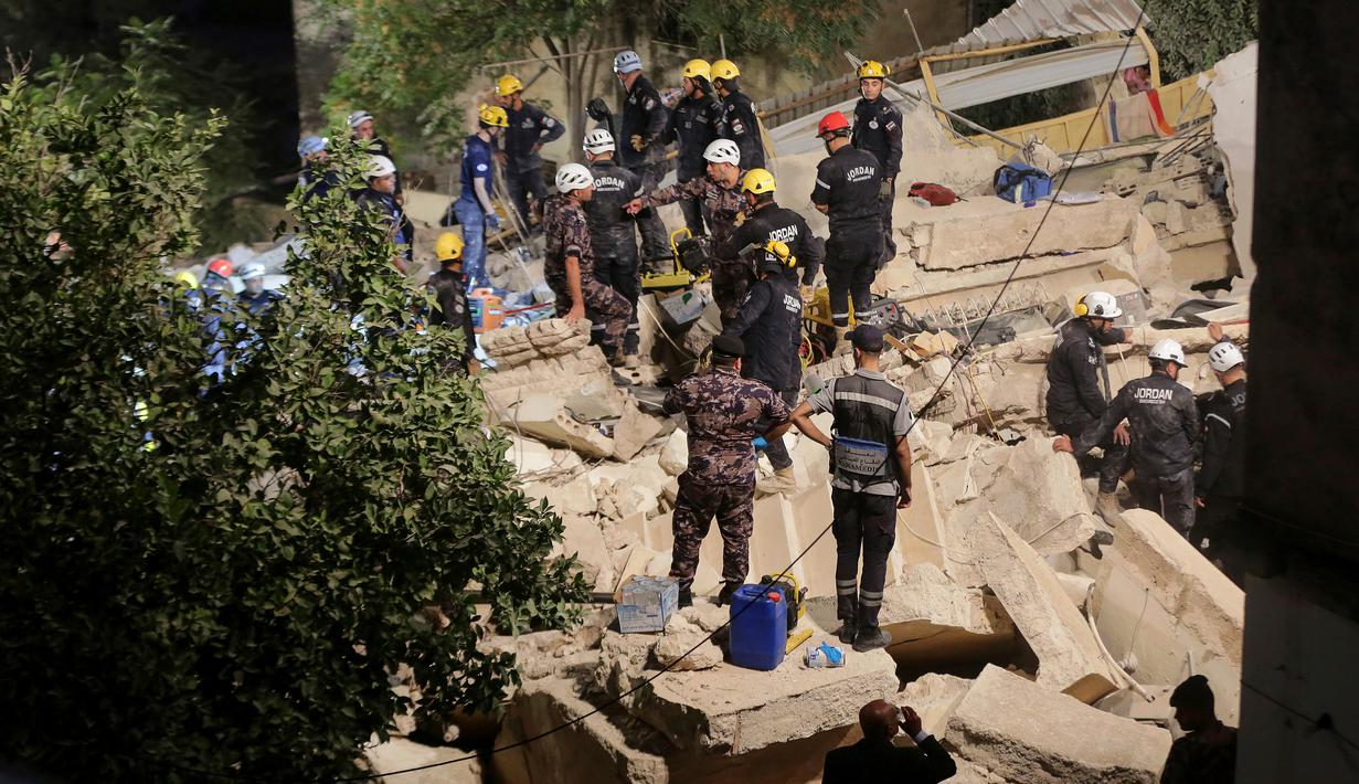 Tim penyelamat dari Pertahanan Sipil Yordania masih melakukan operasi pencarian penghuni bangunan yang runtuh, di Amman, Yordania, Selasa (13/9/2022). Menurut kantor berita negara Yordania, Petra, Kejaksaan telah meluncurkan investigasi atas insiden tersebut. (AP Photo/Raad Adayleh)