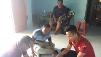 Petugas SKCK Polres Pemalangn mendatangi rumah penyandang disabilitas yang membutuhkan SKCK, dalam program SKCK on The Spot. (Foto: Liputan6.com/Polres Pemalang/Muhamad Ridlo)