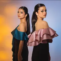 Ratu Sofya, bintang sinetron &lsquo;Dari Jendela SMP&rsquo; menjalani pemotretan bersama adiknya. Paras keduanya yang mirip bak kembaran mencuri perhatian netizen. Berikut potretnya! (Instagram/ratusfy_).