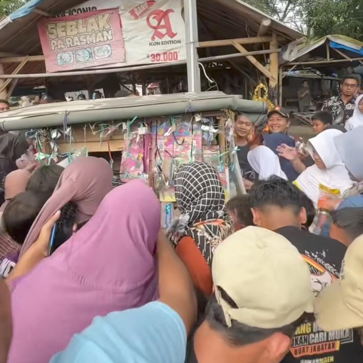 Potret Verrell Bramasta Diserbu Ibu-ibu saat Blusukan ke Karawang, Ada Kejadian Lucu Gerobak Jajanan Roboh
