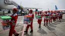 Personel Palang Merah Indonesia (PMI) membawa kotak-kotak berisi bahan bantuan setelah upacara keberangkatan misi bantuan kemanusiaan Indonesia ke Myanmar di Pangkalan Udara Halim Perdanakusuma, Jakarta, 3 April 2025. (YASUYOSHI CHIBA/AFP)