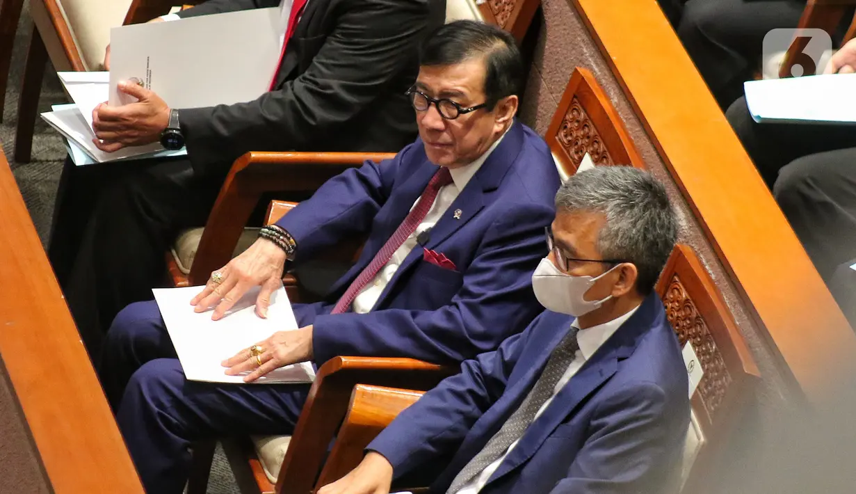 Menkumham Yasonna H Laoly saat rapat Paripurna DPR RI Ke-13 Masa Persidangan II Tahun Sidang 2022-2023, Kamis (15/12/2022). Dalam rapat tersebut DPR RI mengesahkan RUU tentang Pengesahan Perjanjian antara Pemerintah Republik Indonesia dan Pemerintah Republik Singapura tentang Ekstradisi Buronan menjadi Undang-Undang. (Liputan6.com/Angga Yuniar)