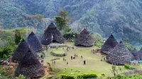 Namanya Desa Wae Rebo. Letaknya di barat daya Kota Ruteng, Kabupaten Manggarai, Nusa Tenggara Timur.