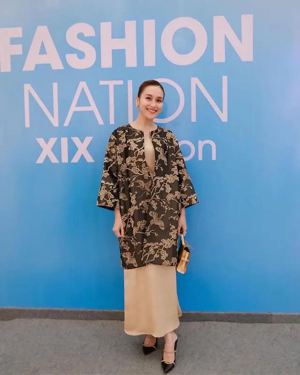 8 Potret Ayu Ting Ting Pakai Batik, Anggun dan Elegan di Berbagai Momen