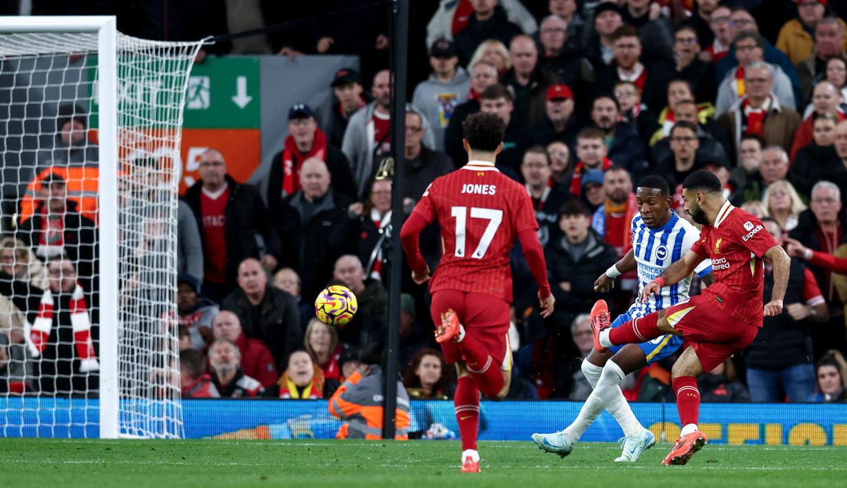Gol Mohamed Salah tersebut menjadi istimewa karena Liverpool bangkit dari ketertinggalan 0-1 sejak gol Ferdi Kadioglu di menit ke-14. Adapun gol penyama kedudukan dicetak oleh Cody Gakpo di menit ke-72. (AFP/Darren Staples)