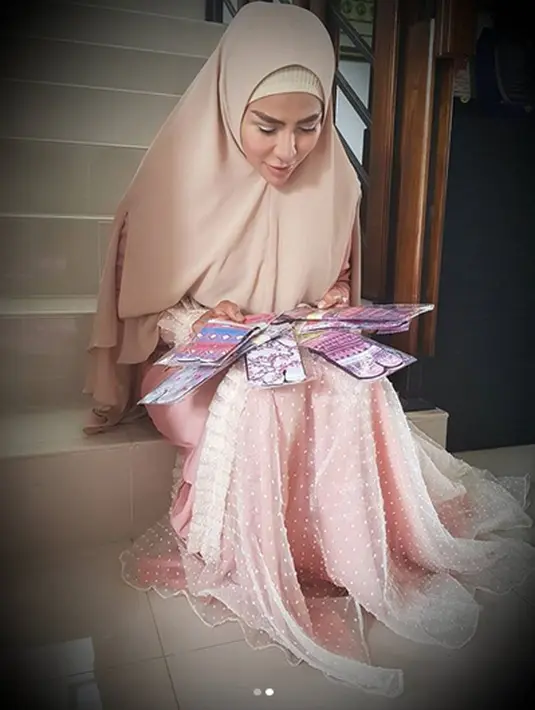 Begitu juga dengan sulam alis yang pernah dilakukan. "alis ku 2 thn yg lalu di sulam. Dan akan hilang dengan sendirinya sekitar 1 atau 2 thn lagi, dan jika di laser aku ga berani karna pasti sakit dekar mata." jawabnya. (Instagram/princess_cinta_penelope)