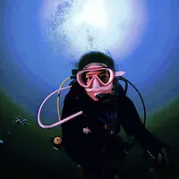 Prilly Latuconsina menyelam di perairan Pulau Sangiang (Sumber: Instagram/prillylatuconsina96)