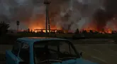 Kobaran api dan kepulan asap yang membubung dari sebuah gudang yang hancur akibat serangan besar-besaran rudal balistik dan pesawat nirawak (drone) Rusia di pinggiran Kyiv pada dini hari tanggal 5 Agustus 2026. (AFP/ Roman Pilipey)