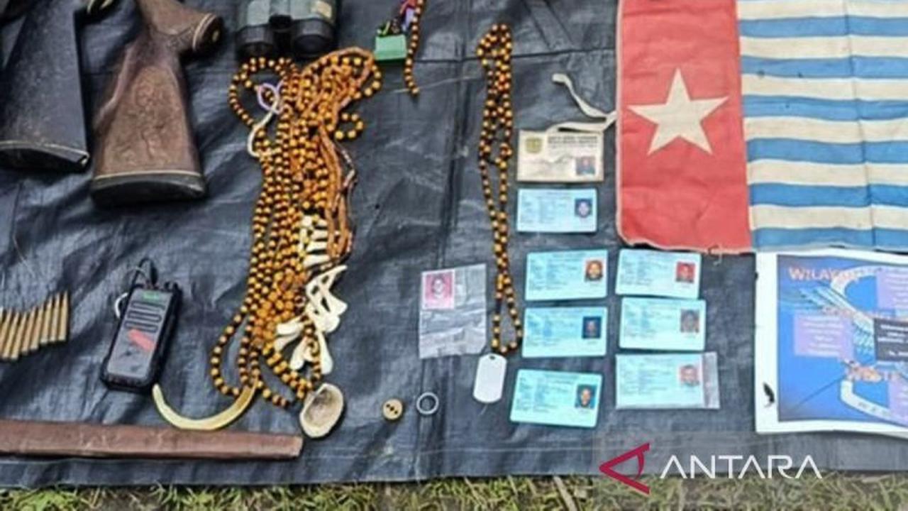 Barang bukti OPM yang disita TNI saat penyerbuan