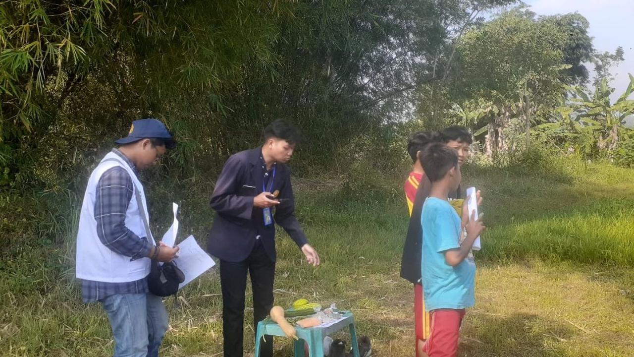 Menariknya, mereka harus menemui 5 pos Chiera itu, harus menyebrangi sungai Dinoyo, Sawah, Semak semak, dan makam. Selama sekian jam berlomba, anak anak dilarang membawa HP.