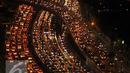 Kondisi Tol Dalam Kota arah Tol Cikampek menjelang libur panjang yang jatuh pada tanggal 5 dan 6 Mei, Jakarta, Rabu (4/5). Ribuan kendaraan terjebak macet di Kawasan Gatot Subroto. Foto diambil sekitar pukul 7 malam. (Liputan6.com/Gempur M Surya) 