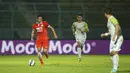 Pemain Persija, Ismed Sofyan, menggiring bola berusaha melewati pemain PBR pada laga Piala Jenderal Sudirman di Stadion Kanjuruhan, Malang, Kamis (19/11/2015). (Bola.com/Vitalis Yogi Trisna)