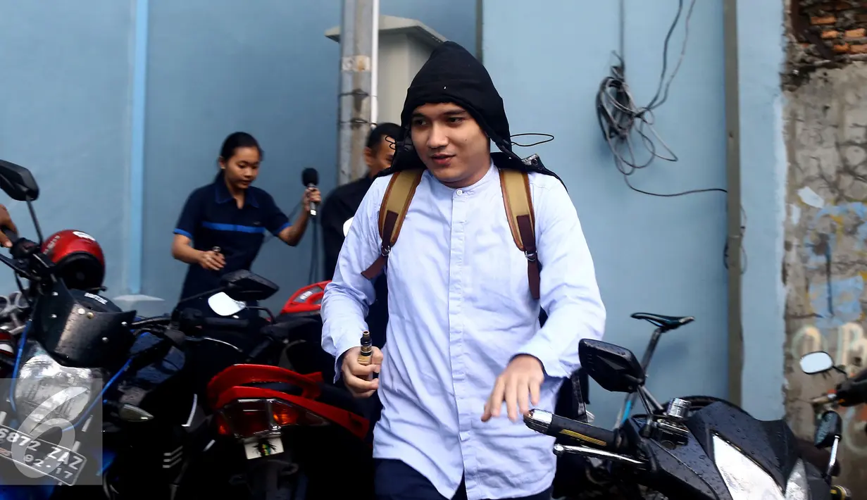 Egi John usai menghadiri acara di kawasan Kapten Tendean, Jakarta, Kamis (15/9). Egi John berusaha menghindari wartawan yang hendak mewawancarainya. (Liputan6.com/Herman Zakharia)