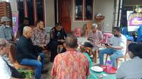 Kuasa hukum, Adhitya Nasution saat berdiskusi dengan keluarga korban. (Foto Istimewah)