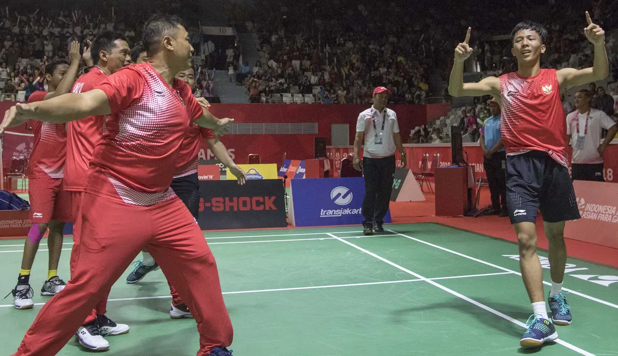Ekspresi Official Timnas Bulutangkis Indonesia usai Deva Anrimusthi pastikan emas pertama untuk Indonesia di Asian Paragames 2018  di Istora Senayan, Minggu (7/10/2018).  (Bola.com/Peksi Cahyo)