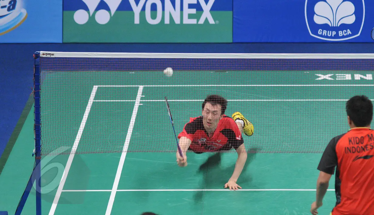 Ganda Putra, Lee Yong Dae/Yoo Yeon (Korea) mengembalikan kok ke arah Markis Kido/Agripinna di BCA Indonesia Open Superseries Premier 2015, Jakarta, Rabu (3/6/2015). Yong Dae/Yeon Seong menang 14-21, 21-13, 21-14. (Liputan6.com/Herman Zakharia)