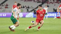 Bulgaria memilih bertahan rapat dan memaksa Timnas Indonesia bermain melebar. Tampak dalam foto, pemain Timnas Indonesia, Justin Hubner (kanan) berusaha menahan pergerakan Christian Stoyanov (Bulgaria), pada laga final FIFA Series 2026 di Stadion Utama Gelora Bung Karno (SUGBK), Jakarta, Senin (30/3/2026) malam WIB. (Bola.com/Abdul Aziz)