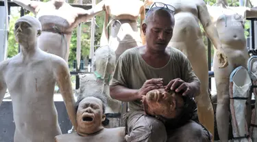 Sarwo Edi alias Kocom (52) membuat salah satu boneka atau patung prostetik di kawasan Bekasi, Jawa Barat, Senin (24/9). Kocom telah menggeluti profesinya sebagai patung prostetik sejak tahun 2000-an secara otodidak. (Merdeka.com/ Iqbal S. Nugroho)