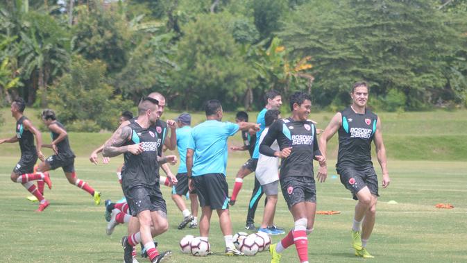 Pelatih anyar PSM Makassar, Darije Kalezic, memulai tugas barunya dengan memimpin latihan perdana Juku Eja di Lapangan Yogyakarta Internasional School, Jumat (8/2/2019). (Bola.com/Abdi Satria)