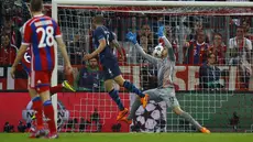 Thiago Alcantara membuka keunggulan bagi Bayern lewat sundulannya (Reuters/Michaela Rehle)