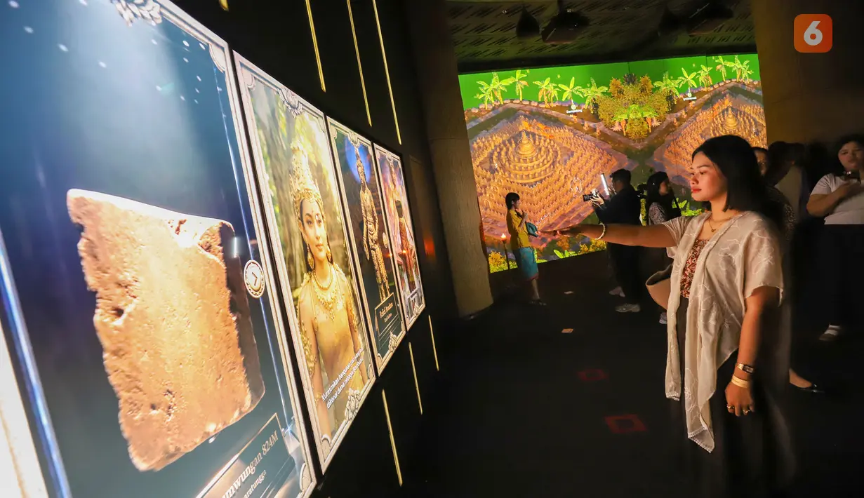 Pengunjung menikmati proyeksi visual dan teater imersif yang menghadirkan sejarah Candi Borobudur melalui teknologi. (KLY/Budy Santoso)