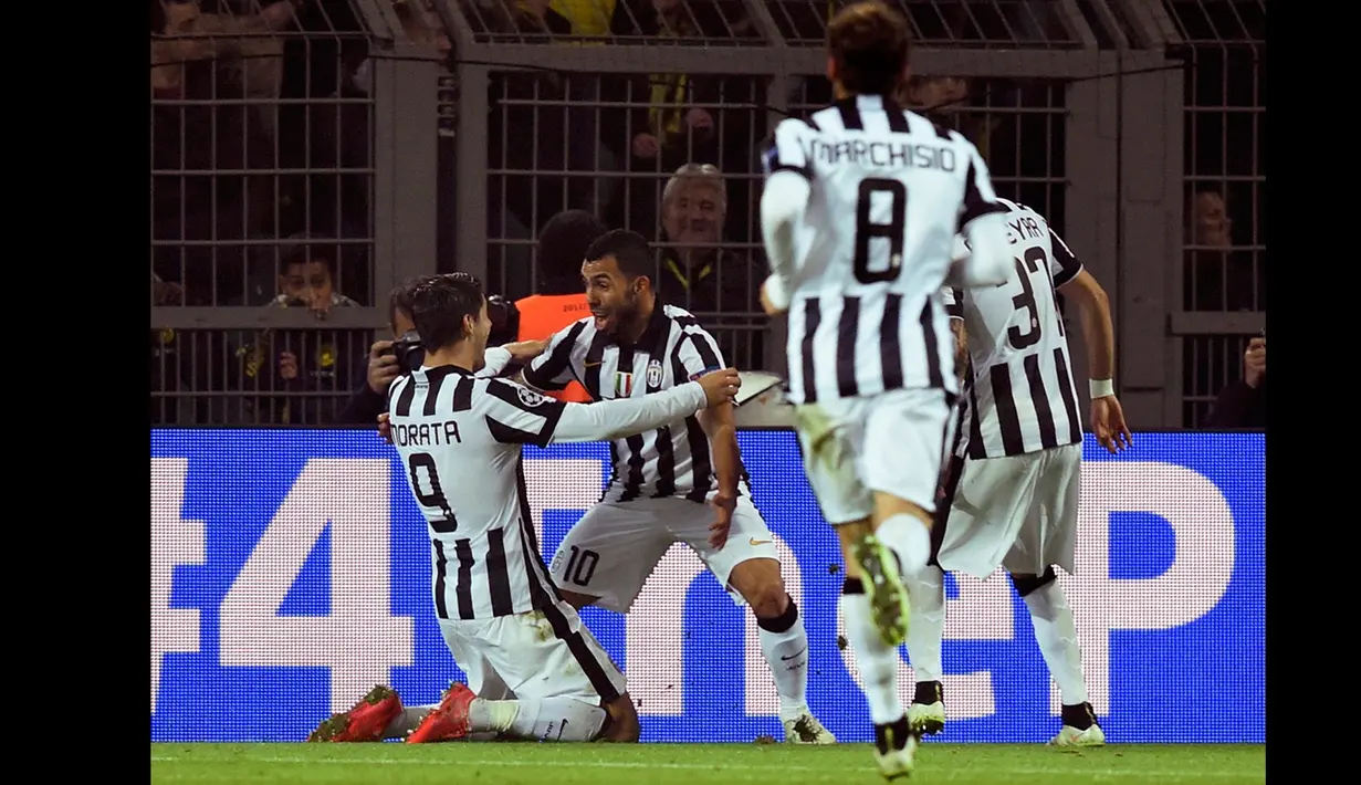 Penyerang Juventus, Alvaro Morata merayakan golnya ke gawang Dortmund dengan Carlos Tevez di leg kedua 16 besar Liga Champions di Stadion Signal Iduna Park, German (18/3/15). Juventus menang 3-0 atas Borussia Dortmund. (Reuters/Fabian Bimmer)