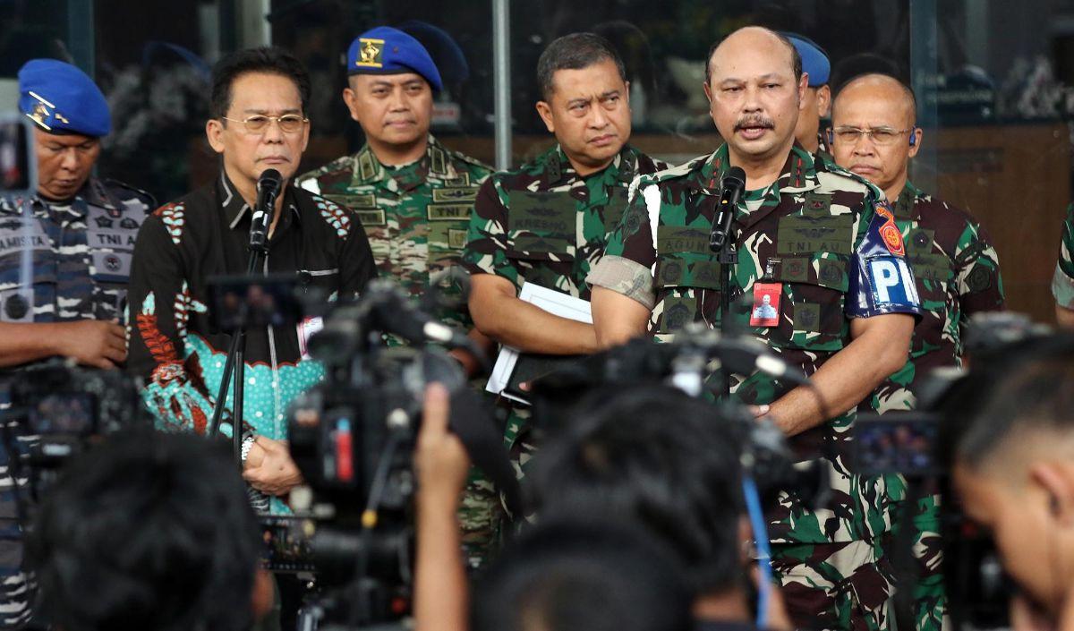 "Kami minta itu diakhiri dan selanjutnya baik KPK maupun POM TNI fokus pada proses hukum sesuai dengan prosedur yang berlaku, yakni dengan membentuk tim koneksitas untuk melakukan proses hukum terhadap Perwira TNI aktif tersebut," ujarnya kepada wartawan,