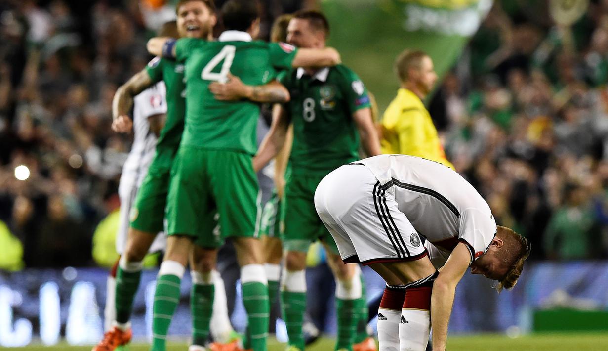 Pemain Jerman Marco Reus (kanan) tertunduk usai timnya kebobolan gol pada lanjutan Kualifikasi Piala Eropa 2016 Grup D, antara Jerman vs Republik Irlandia di Sation Aviva, Dublin, Kamis (8/10/2015). Jerman menyerah 0-1. (AFP Photo / Tobias Schwarz)
