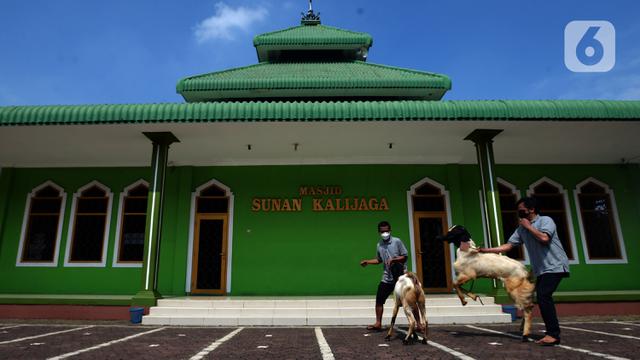 FOTO: Puluhan Hewan Kurban Karyawan TMII Dibagikan untuk Fakir Miskin