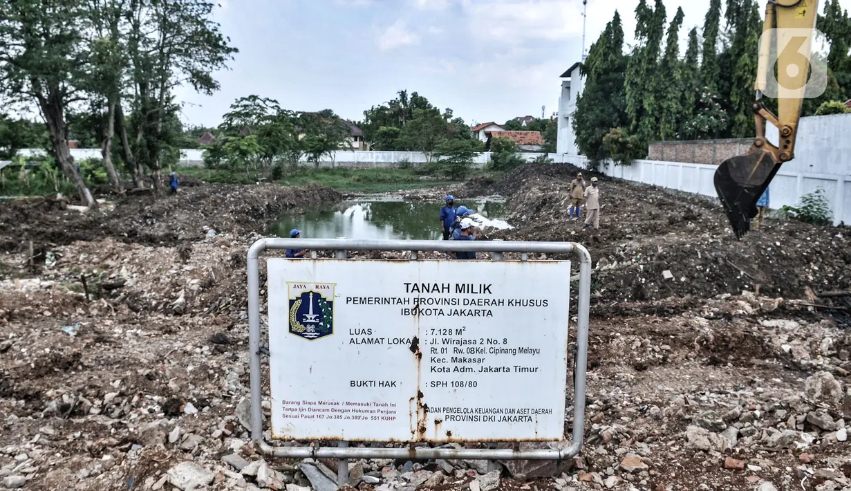 Petugas dari Dinas Sumber Daya Air dengan alat berat menyelesaikan pembuatan Waduk Pilar Jati atau Wirajasa di Cipinang Melayu, Jakarta Timur, Selasa (22/9/2020). Waduk tersebut dibuat di atas lahan Pemprov DKI seluas 7.128 meter persegi dengan kedalaman 9 meter tersebut. (merdeka.com/Iqbal Nugroho)