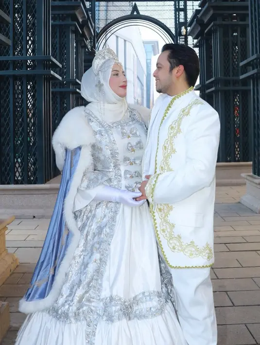 Keduanya masih terlihat serasi dan romantis setelah 11 tahun menikah dan dikaruniai empat anak [@tasyiiathasyia]