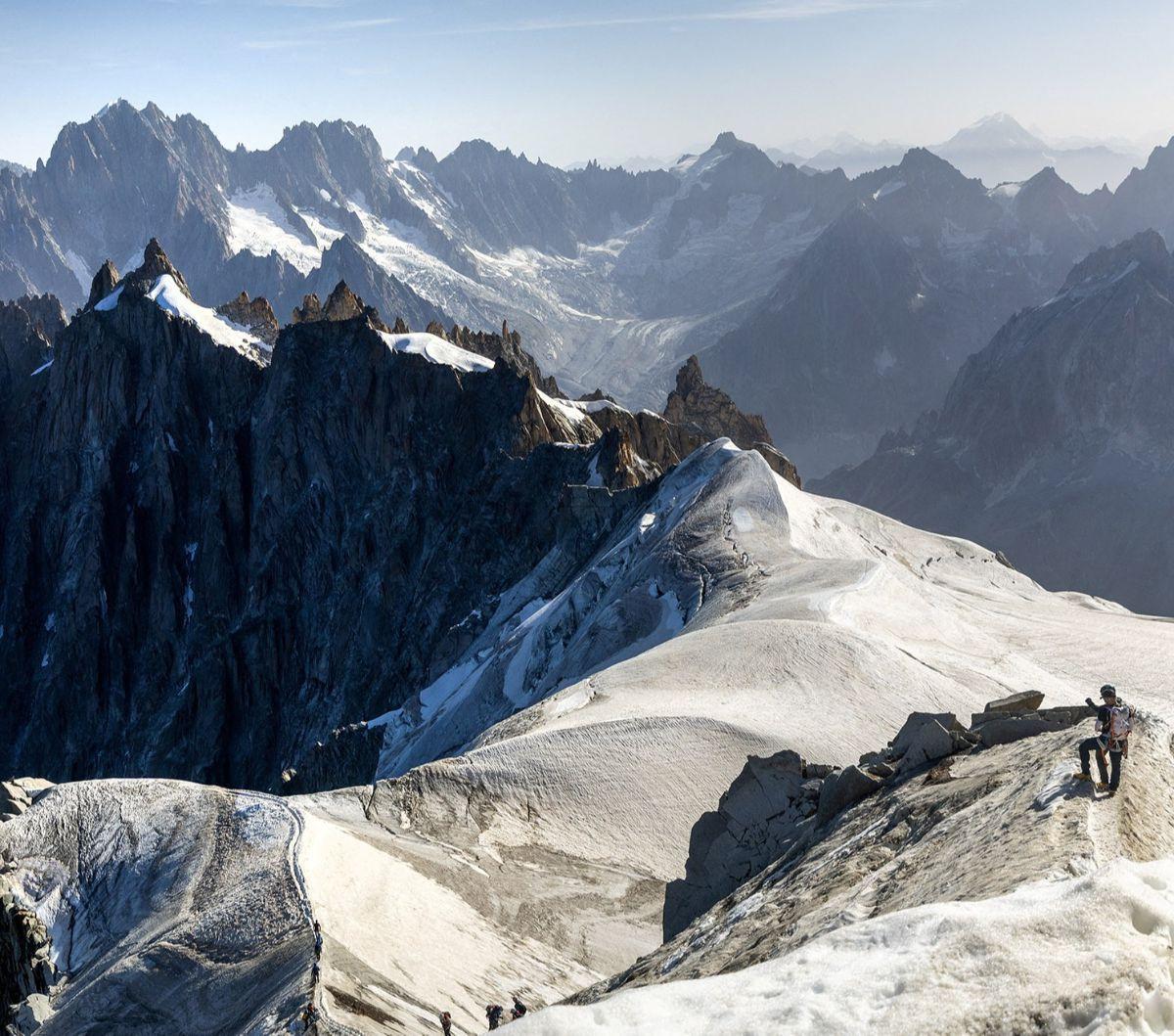 Gelombang panas yang memanggang Eropa turut melanda puncak tertinggi di kawasan tersebut, yakni Gunung Mont Blanc di Prancis, pada pertengahan Agustus 2023 lalu. Menurut tim penyelamat, kondisi ini meningkatkan risiko runtuhan batu dan pembukaan celah-cel