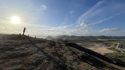 Suasana di atas Bukit Seger, Lombok, yang menjadi spot menarik menyaksikan balapan di Sirkuit Mandalika, Jumat (11/8/2023). (Bola.com/Iqri Widya)