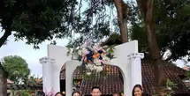Kabar bahagia dari Rona, mantan member JKT48 generasi kedua yang telah melangsungkan pernikahannya dengan sang kekasih di Bali. [@nadilawantari23/@_siscasaras_/@rona_ang]