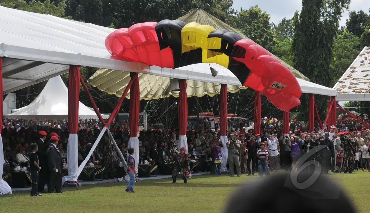 Seorang penerjun saat mendarat di lapangan Makopassus seusai melakukan aksi  terjun payung 18 lapis dalam perayaan HUT ke-63 Kopassus di Cijantung, Jakarta, Rabu (29/4/2015). (Liputan6.com/Herman Zakharia)