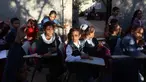 Anak-anak pengungsi Palestina menghadiri kelas di sebuah sekolah darurat di Khan Yunis di Jalur Gaza selatan pada 20 Oktober 2024. (BASHAR TALEB/AFP)