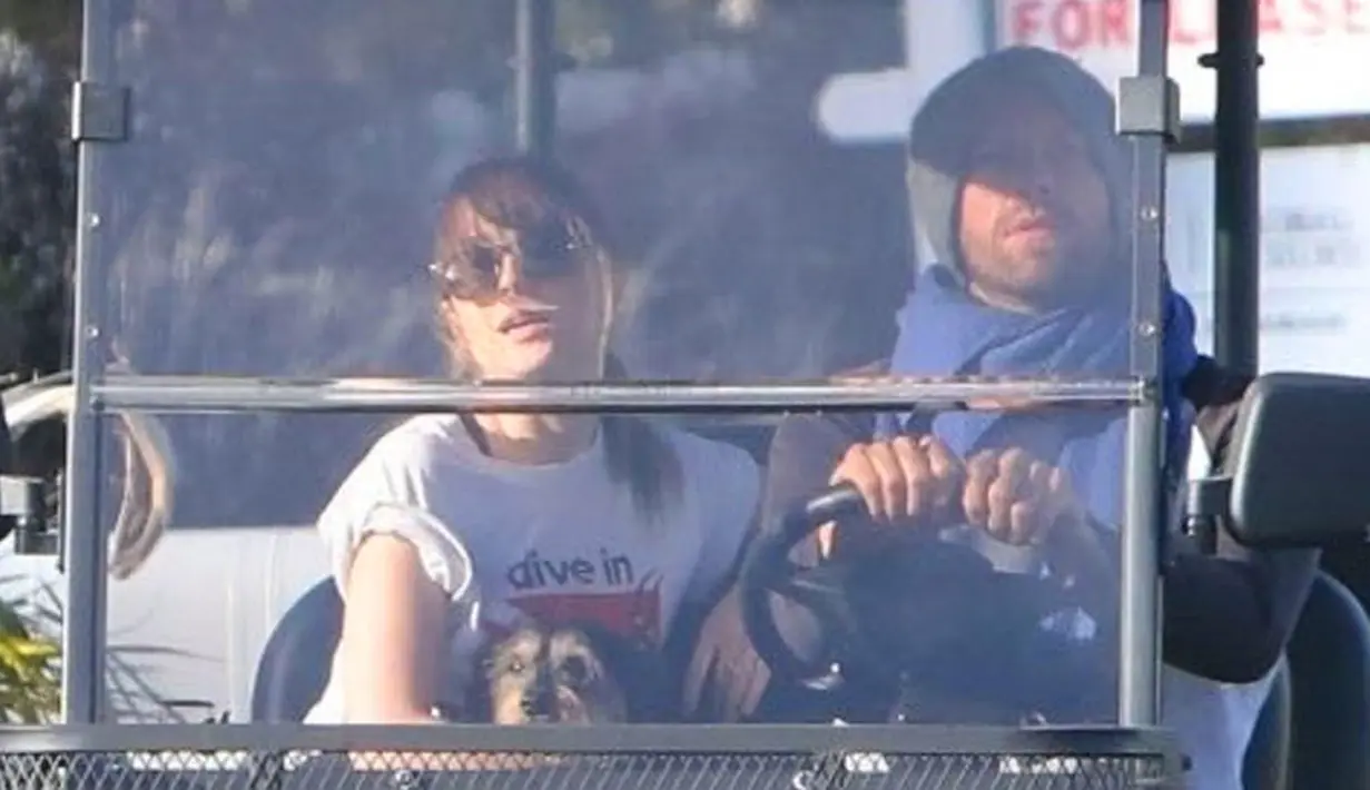 Meski demikian, keduanya lebih sering memilih untuk mengundang teman-teman ke rumah. Dakota Johnson dan Chris Martin kini nyaman dengan hubungan yang tenang. (e-pow)