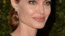 Siapa yang tak kenal dengan Angelina Jolie? Aktris Hollywood yang terkenal dengan kepiawaian akting dan bibir seksinya, Angelina juga populer dengan tatapan mata yang indah. (AFP/Bintang.com) 