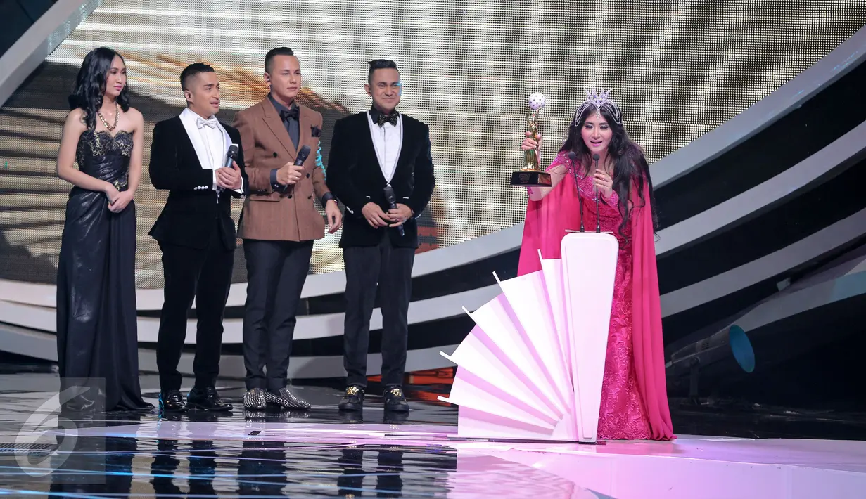Salah satu peraih penghargaan IDA 2015 memberikan testimoni, Jakarta, Rabu (28/10/2015). IDA 2015 memiliki 8 kategori penghargaan sebagai tanda apresiasi yang berfokus memajukan industri dangdut Indonesia. (Liputan6.com/Faizal Fanani)