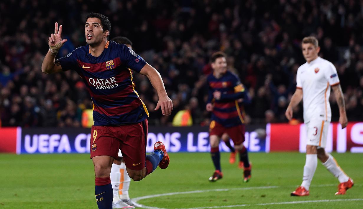 Penyerang Barcelona, Luiz Suarez melakukan selebrasi usai mencetak gol keduanya kegawang AS Roma pada laga Grup E Liga Champions di Camp Nou, Spanyol, Rabu (25/11). Barcelona menang telak atas AS Roma dengan skor 6-1. (AFP PHOTO/JOSEP LAGO)
