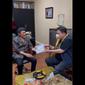 Ketua Umum Partai Golkar Airlangga Hartarto memberikan kado untuk Raja Dangdut Rhoma Iramayaitu &ldquo;head&rdquo; gitar khusus. (Dok Airlangga Hartarto)