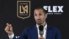 Bek Giorgio Chiellini memberikan keterangan saat diperkenalkan sebagai pemain Los Angeles FC selama konferensi pers di Stadion Banc of California di Los Angeles, California (29/6/2022). (Kevork Djansezian/Getty Images/AFP)