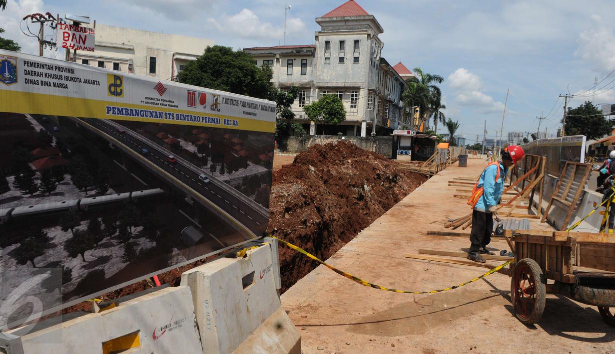 Pekerja menyelesaikan proyek pembangunan flyover perlintasan kereta api di Bintaro, Jakarta, Minggu (19/3). Flyover ini dibangun untuk mengatasi kemacetan di perlintasan kereta api tersebut. (Liputan6.com/Helmi Afandi)